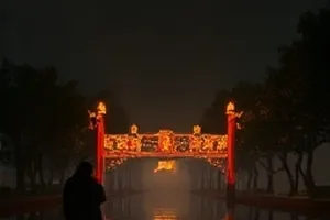 青瓦巷深剧集封面，雨巷青瓦与纸伞